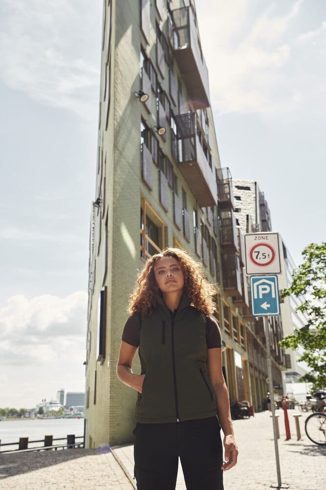 Padded Softshell Vest Women, På modell 1