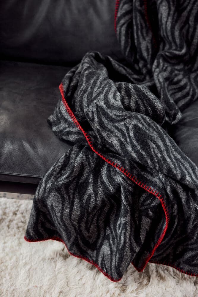Pledd Anima zebra, På modell 6