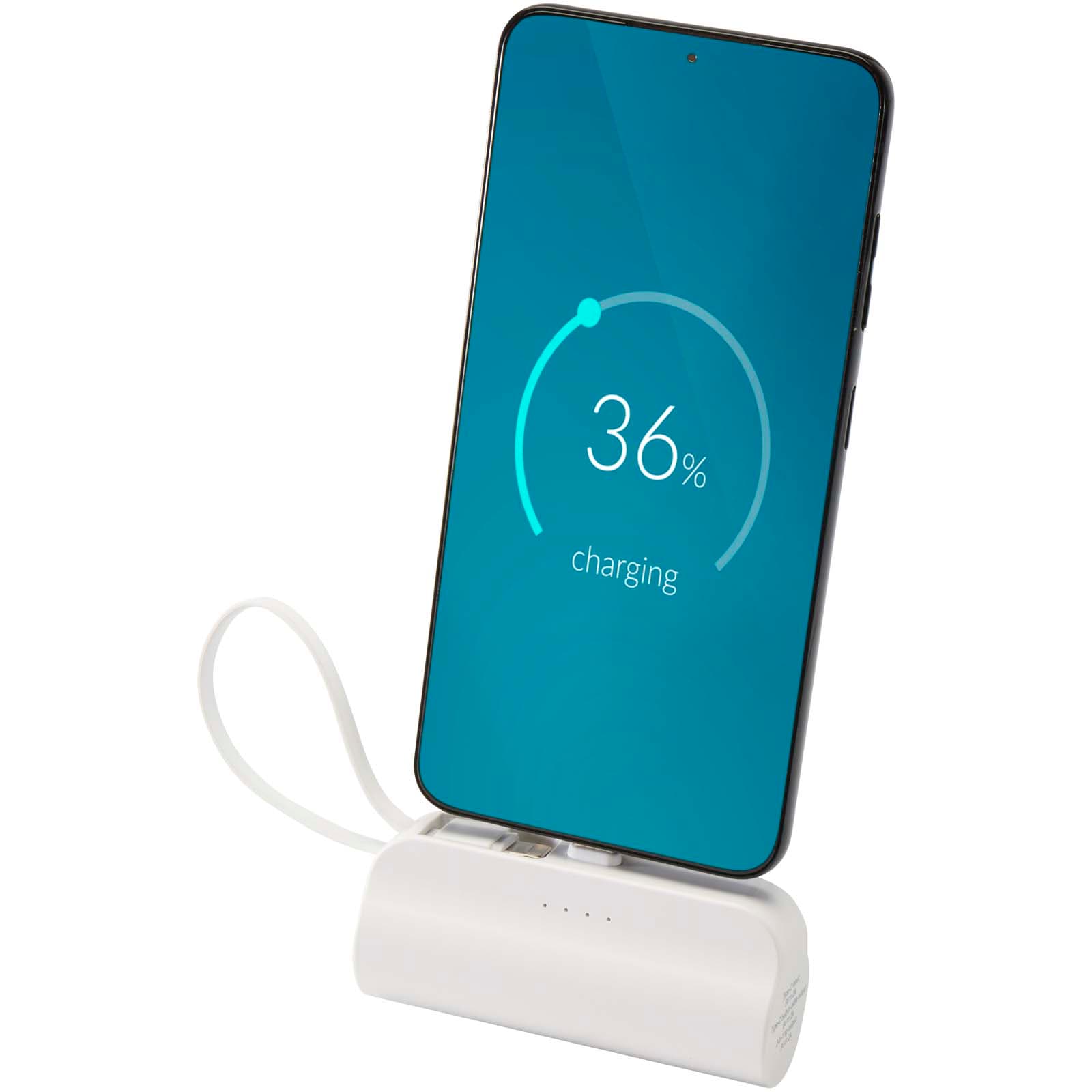 Alnair 5000 mAh 10 W Type-C mobillader av resirkulert plast, med innebygd vippestativ og 2-i-1-kabel