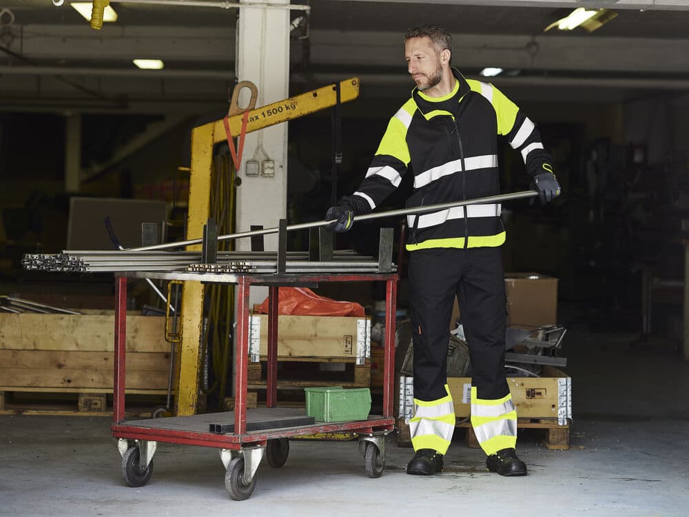 HV Servicebukse Kl 1, På modell 1