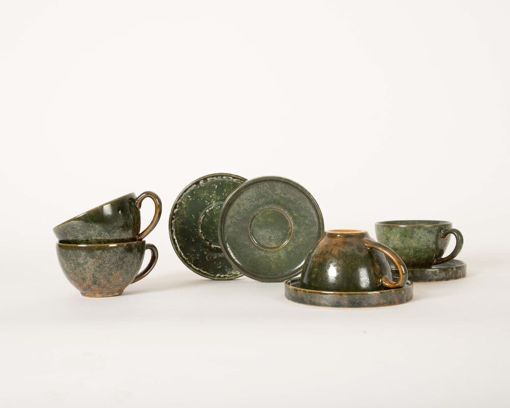 Mug & plate Jade, Grønn, På modell 3