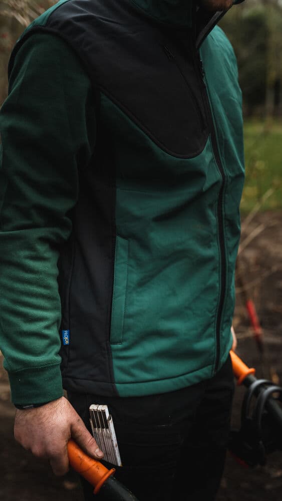 3702 Softshellvest, På modell 4