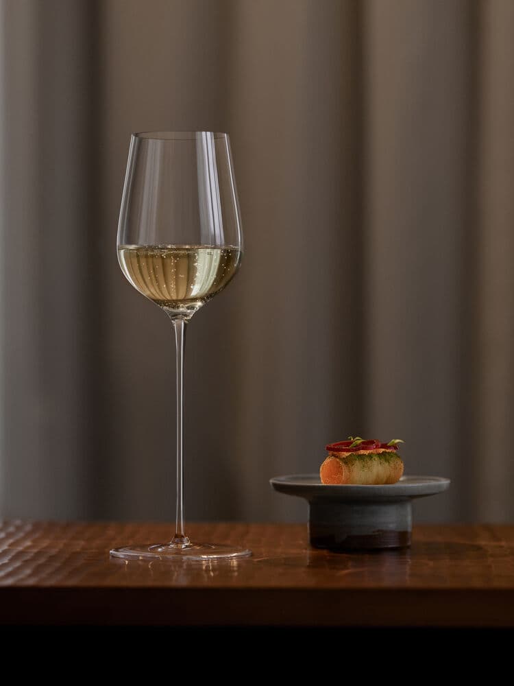 Orrefors x Björn Frantzén handmade edition champagne glass 29cl, På modell 2