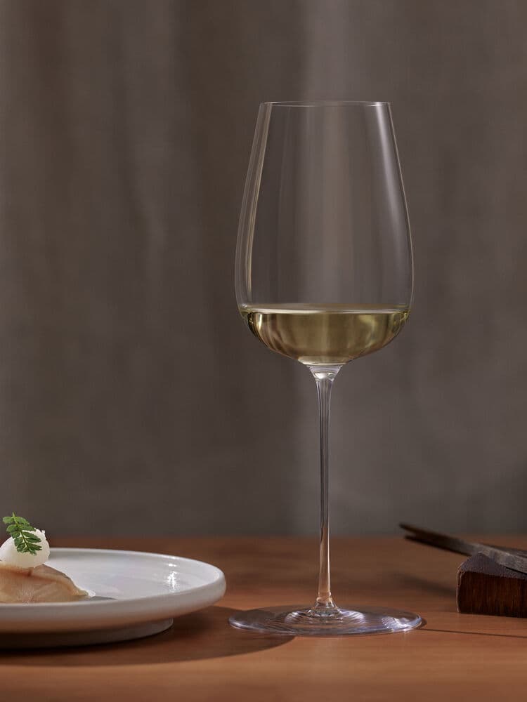 Orrefors x Björn Frantzén handmade edition hvitvins glass 45cl, På modell 2