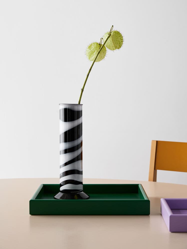 Lab sylinder vase svart/hvit 300mm, På modell 1